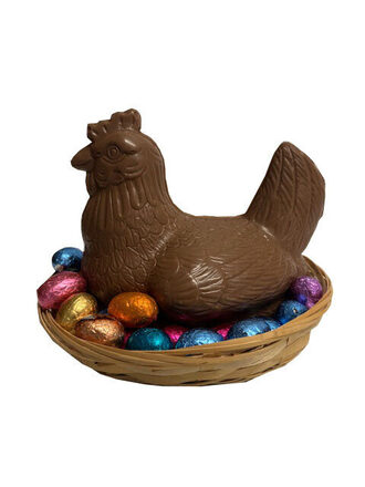 Chocolade kip in mandje met eieren